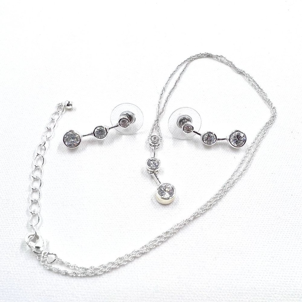 NWOT - Set - Shiny Silver Tone CZ Graduated Circle Pendant 16” Chain & Earrings